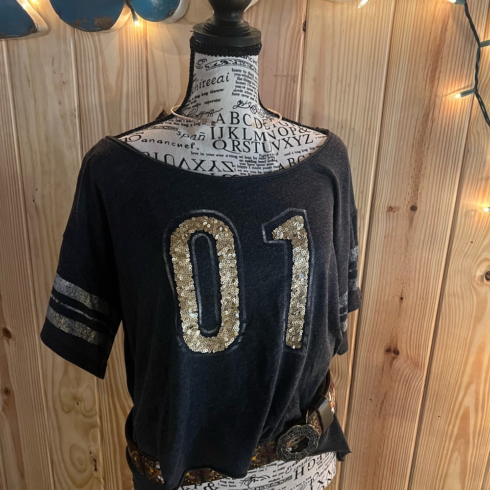🕊️🖤Hollister Varsity Striped Sleeve Crop-Top with Gold Sequins “01”💛🕊️